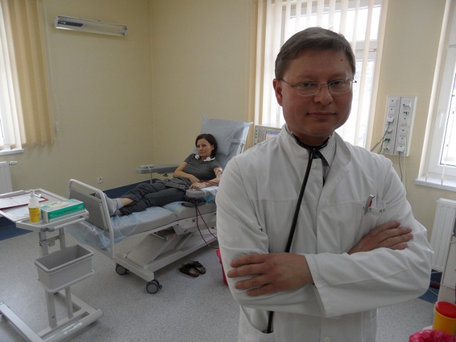 Dyrektor stacji Andrzej Riemel zaprasza na dializy pacjentów. W tle jedna z pacjentek, pani Basia
