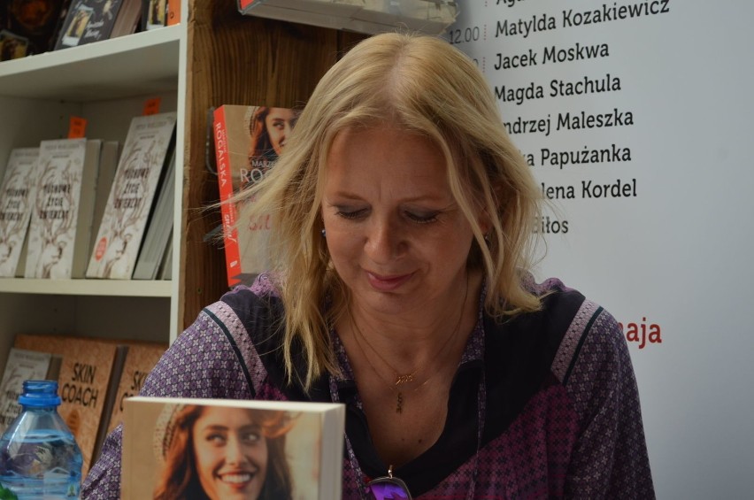 Marzena Rogalska podpisywała książki na stoisku wydawnictwa...