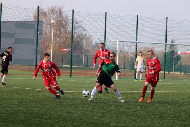 BOSiR-Dąb Barcin  -  KP Jeziora Wielkie  3 : 2 (3:1)

Bramki:
Damian Lewandowski 2 (9’ 42’), Leszek Wisz (13’)  -  Hubert Trawiński (18’), Michał Szykowny (86’)

(mw)

 Zobacz także: Bieg Niepodległości w Żninie [zdjęcia, wideo]

Sportowe Wydarzenia Weekendu 

