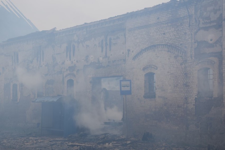 Pożar stodoły w Łebuni. Strażacy przez wiele godzin walczyli z żywiołem ZDJĘCIA, WIDEO