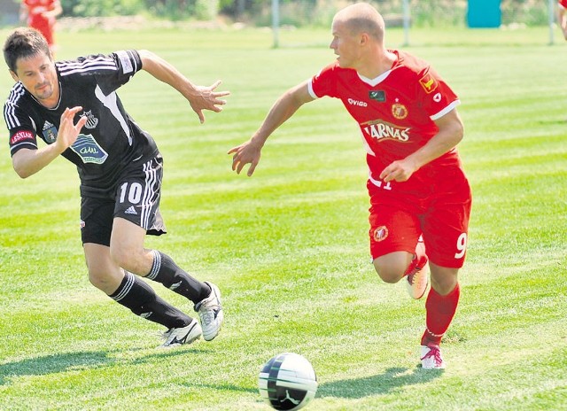 Darvydas Sernas i jego koledzy z Widzewa nie potrafili strzelić gola pierwszoligowcom  fot. Artur Kostkowski