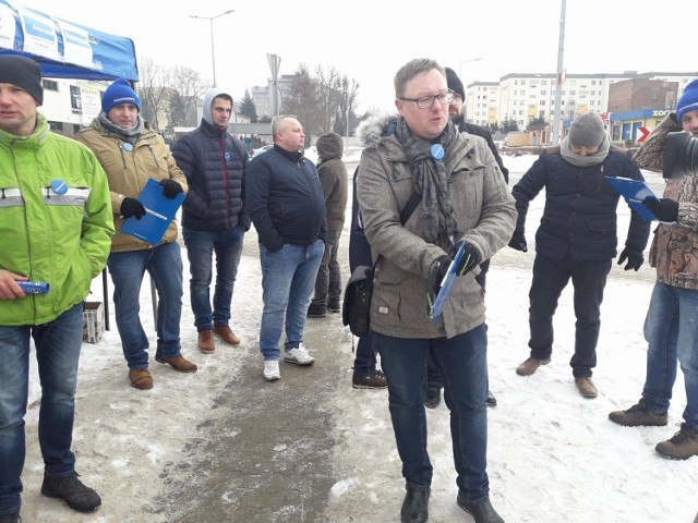 Nowoczesna w Radomsku: Ankietowali i zbierali podpisy pod wnioskiem o referendum