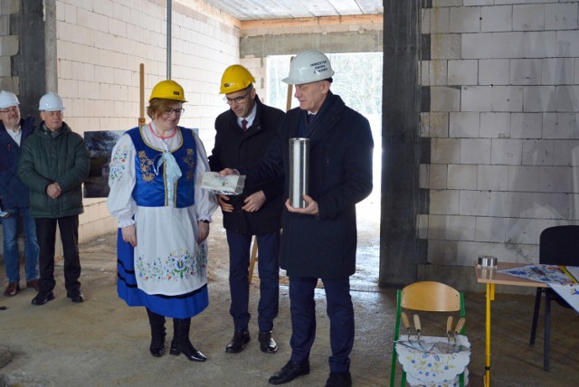 Budowa nowego budynku Szkoły Podstawowej w Baninie nabiera tempa. 6 lutego miało miejsce wmurowanie kamienia węgielnego.