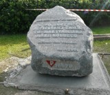 Wieluń: Obelisk dla świętego