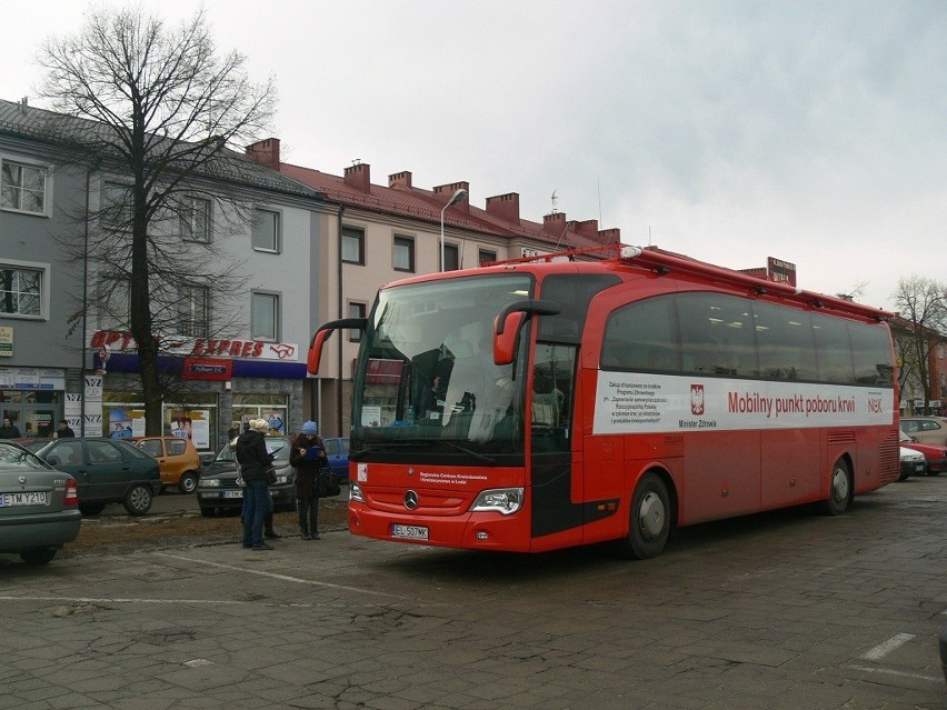 Tomaszów:Nowy ambulans na placu Kościuszki