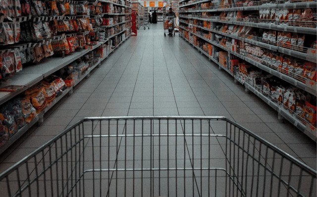 Prezes UOKiK postawił Auchan Polska i SCA PR Polska (Intermarche) zarzuty nieuczciwego wykorzystywania przewagi kontraktowej wobec dostawców produktów rolno-spożywczych.