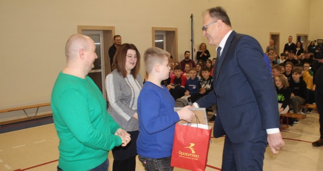 Miłoszowi nagrodę wręczył Jarosław Ferenc, prezydent Radomska, który gratulował także rodzicom chłopca