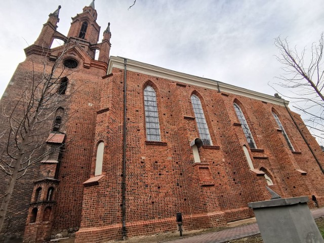 Katedra Kaliska. Zakończyły się prace przy elewacjach naw bocznych oraz części wieży