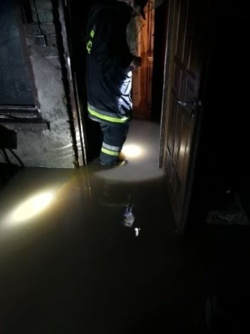 Ulewa przeszła nad Ostrowcem. Strażacy pompują wodę z piwnic. Na niektórych ulicach są rozlewiska [ZDJĘCIA, WIDEO]