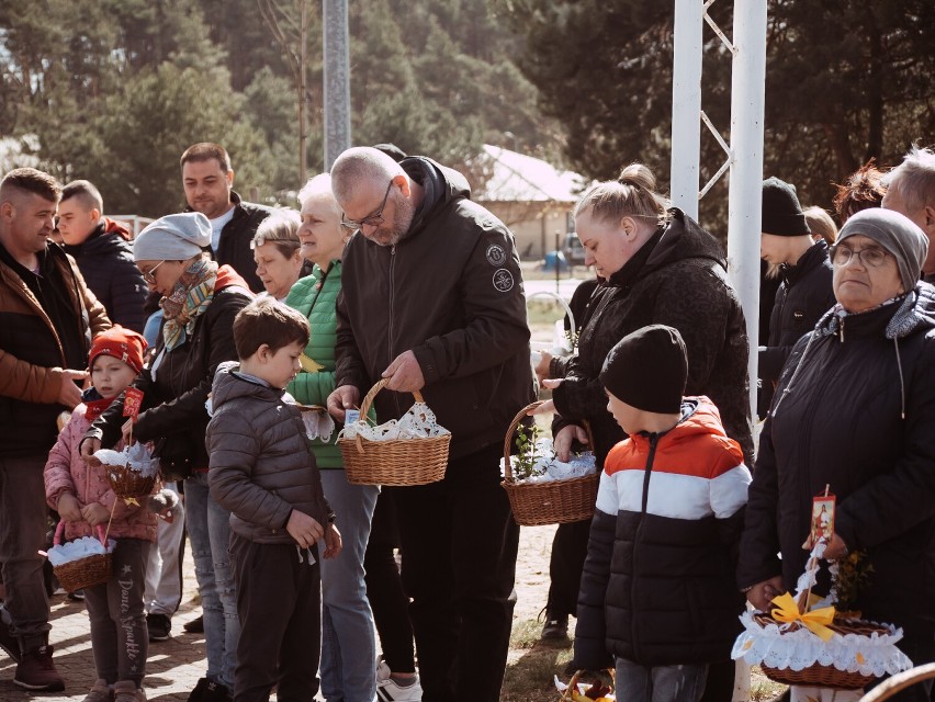 Święcenie potraw w Wielką Sobotę w Skokach. Kapłani święcili jedzenie nie tylko w kościele ale również na terenie miasta