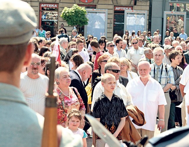 Ponad 2 tys. osób przyszło 3 maja 2009 r. na plac Wolności w Łodzi, by zaśpiewać hymn