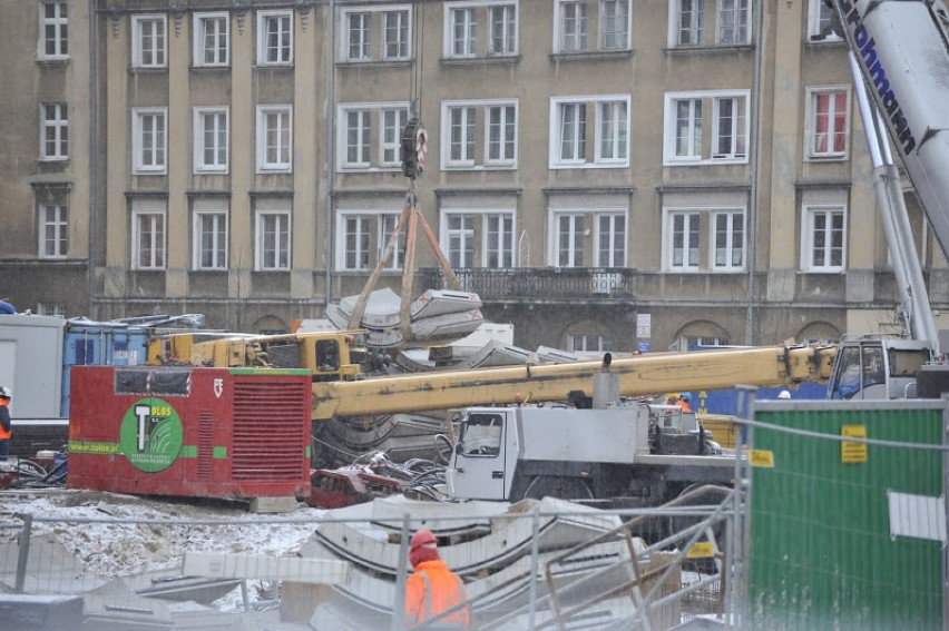 Na budowie stacji metra Dworzec Wileński przewrócił się dźwig [zdjęcia]