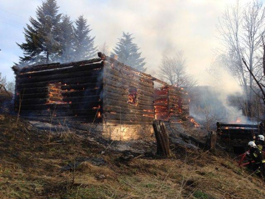 Dziewięć jednostek straży pożarnych przez pięć godzin gasiło gorejące gospodarstwo w Kokuszce