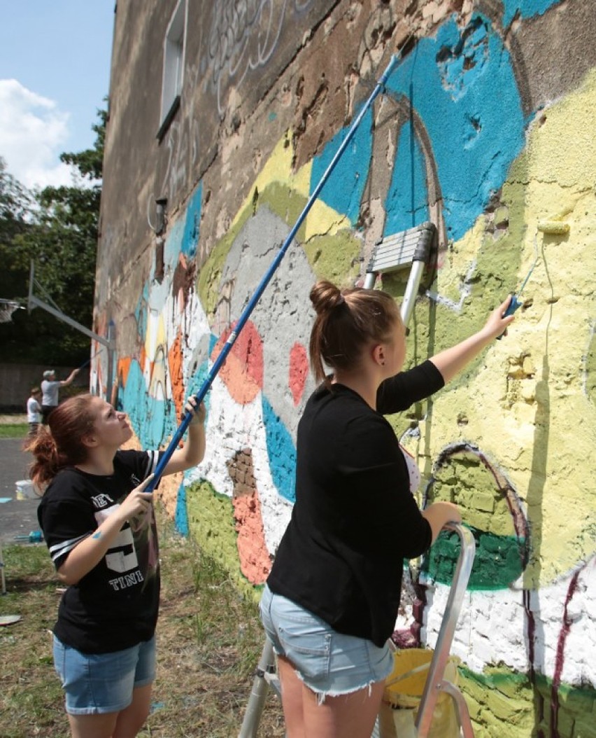 Dzieci tworzą z Lumpem efektowny mural przy al. Wyzwolenia w Szczecinie [zdjęcia, wideo]