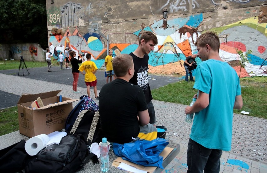 Dzieci tworzą z Lumpem efektowny mural przy al. Wyzwolenia w Szczecinie [zdjęcia, wideo]