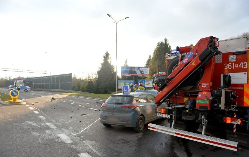 Na alei Wolności w Przemyślu hyundai nauki jazdy zderzył się z ciężarówką. Cud, że nikt nie został ranny [ZDJĘCIA]