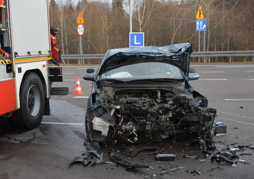 Na alei Wolności w Przemyślu hyundai nauki jazdy zderzył się z ciężarówką. Cud, że nikt nie został ranny [ZDJĘCIA]