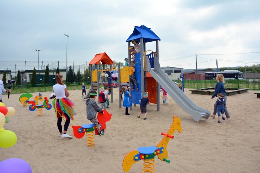 Żukowo. Nowy plac zabaw przy Szkole Podstawowej nr 2 oficjalnie otwarty