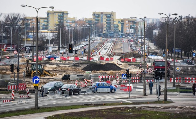 W nocy z piątku na sobotę (18/19 stycznia) rozpoczął się najważniejszy etap prac na węźle komunikacyjnym na Kapuściskach (Szarych Szeregów, Szpitalna, Wojska Polskiego). Kierowcy muszą się przygotować na poważne utrudnienia w ruchu w tym rejonie. 

W poniedziałek natężenie ruchu będzie na pewno większe niż w weekend. Warto wyjechać wcześniej i dokładnie przemyśleć trasę. 

Oto najważniejsze zmiany.

➤ Z ul. Bełzy będzie można skręcić w ul. Wojska Polskiego tylko w prawo w kierunku Magnuszewskiej
➤ Wjazd na ul. Bełzy od strony ul. Wojska Polskiego będzie możliwy wyłącznie dla pojazdów komunikacji miejskiej, pojazdów budowy, służb miejskich
➤ Wyłączona z ruchu będzie w obrębie węzła północna jezdnia ul. Wojska Polskiego
➤ Na jezdni południowej ul. Wojska Polskiego będzie wprowadzony ruch dwukierunkowy
➤ Od strony Kapuścisk nie będzie możliwości skrętu w ul. Szpitalną

Więcej zdjęć oraz MAPY na następnych stronach.

Z ulicy Władysława Bełzy wszystkie pojazdy będą mogły jedynie skręcić w prawo w ulicę Wojska Polskiego (w stronę Magnuszewskiej, tam istnieje możliwość zawrócenia). Nakaz jazdy w prawo nie będzie dotyczył tylko pojazdów komunikacji miejskiej.

Z ul. Wojska Polskiego w Bełzy wjeżdżać będą mogły wyłącznie autobusy, służby miejski i pojazdy budowy. Pozostali kierowcy w drodze do ronda Toruńskiego mogą  korzystać na przykład z ul. Zdobywców Wału Pomorskiego lub al. L. Kaczyńskiego ( dawna al. Planu 6-letniego). Należy spodziewać się na nich większego natężenia ruchu


Czy uda się skończyć z plastikiem?




