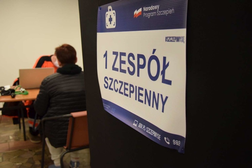 Masowy punkt szczepień w Wągrowcu już działa. Pierwsze osoby przyjęły szczepionkę 