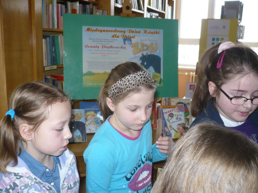 Malbork. Pisarka Renata Piątkowska spotkała się z młodymi czytelnikami w bibliotece