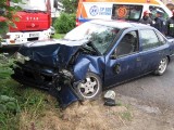 Wypadek w Gonicach. Opel Vectra uderzył w drzewo