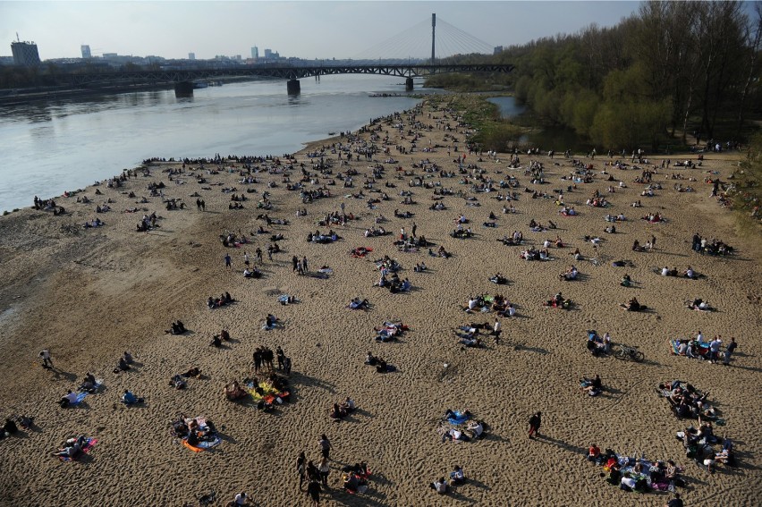 To najsłynniejsza plaża w Warszawie. Znajduje się po prawej...