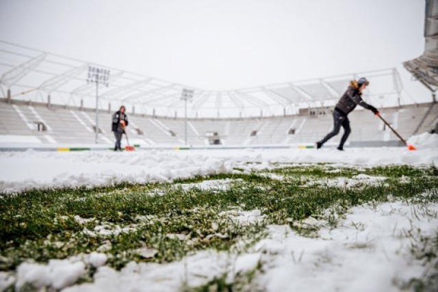 Odśnieżanie boiska na stadionie przy alei Unii 2