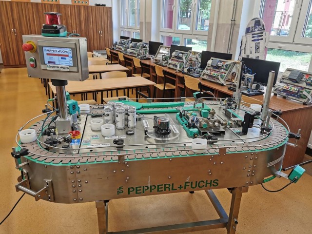 Jędrzejowski "Grot" otrzymał... mini linię produkcyjną. Przyszli mechatronicy będą zdobywać doświadczenie na profesjonalnym sprzęcie.