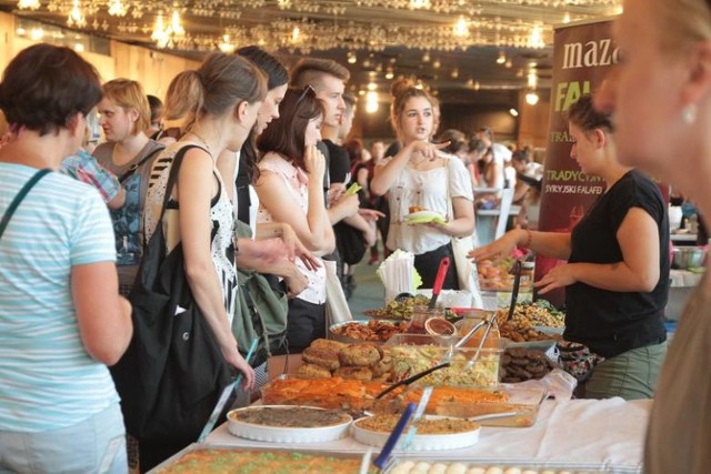 To już szósta edycja festiwalu inicjatyw wegańskich Veganmania. Na stoiskach wystawców można było znaleźć roślinne pyszności kuchni polskiej i azjatyckiej, fast- i slow- foods, desery, wypieki, lody i wiele innych.