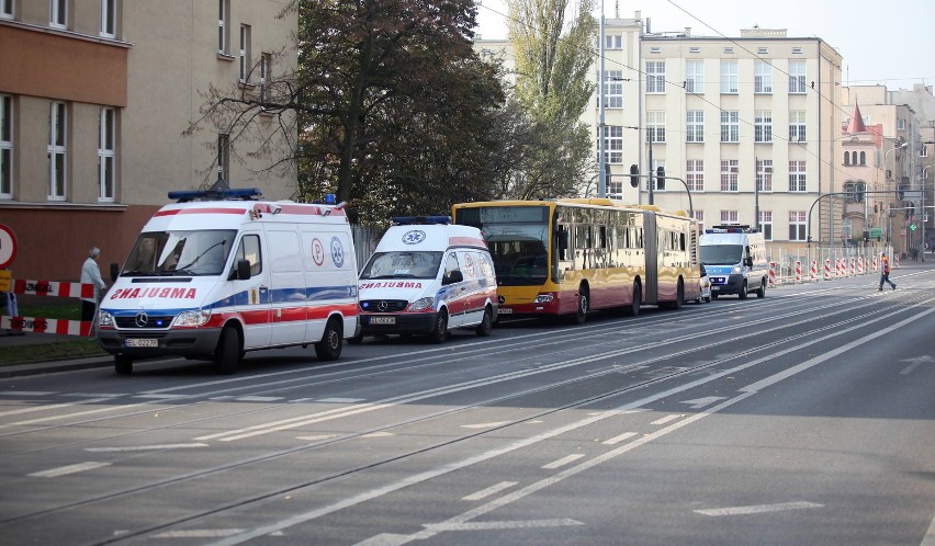 Autobus nr 96 MPK Łódź nagle zahamował. Pasażerowie przewiezieni do szpitala [ZDJĘCIA]