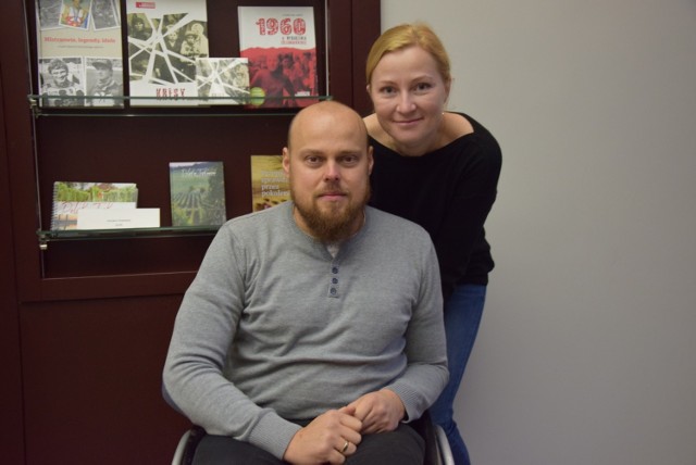 Tomek Guzowski (na zdjęciu razem z żoną, Sawą) mimo choroby stara się nie tracić pogody ducha. Wierzy, że będzie dobrze!