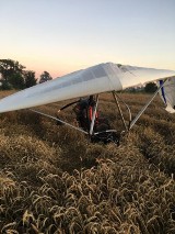 Gm. Miłoradz. Motolotnia spadła na pole w Starej Kościelnicy. Mieszkaniec Malborka trafił do szpitala