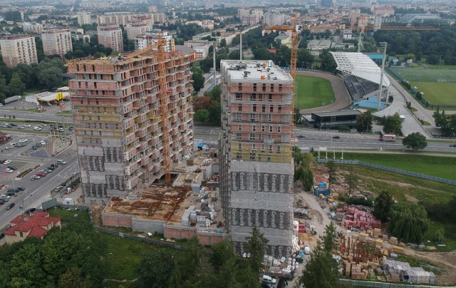 Dwa wieżowce, które powstają u zbiegu ulicy Hetmańskiej i alei Powstańców Warszawy nad rzeszowskim zalewem to najwyższe budynki na Podkarpaciu. Wraz z iglicami sięgną 74 metrów. Każdy apartamentowiec to 18 kondygnacji mieszkalnych, a mieszkań 330 o powierzchni od 20 do 200 metrów kwadratowych.

Zobacz także: Zalany wiadukt miedzy ul. Przy Torze, a ul. Warszawską w Rzeszowie