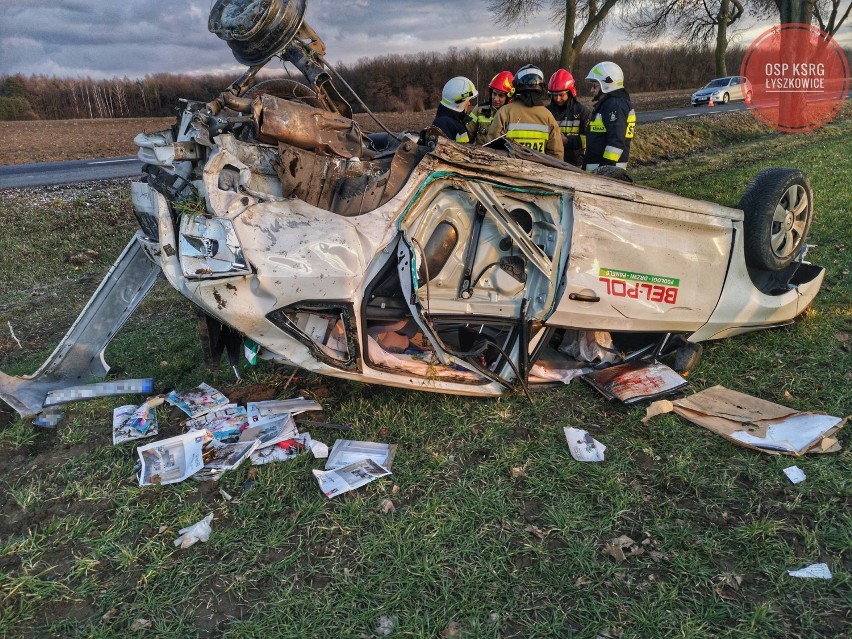 Wypadek drogowy pod Łowiczem. Dwie osoby trafiły do szpitala [ZDJĘCIA]