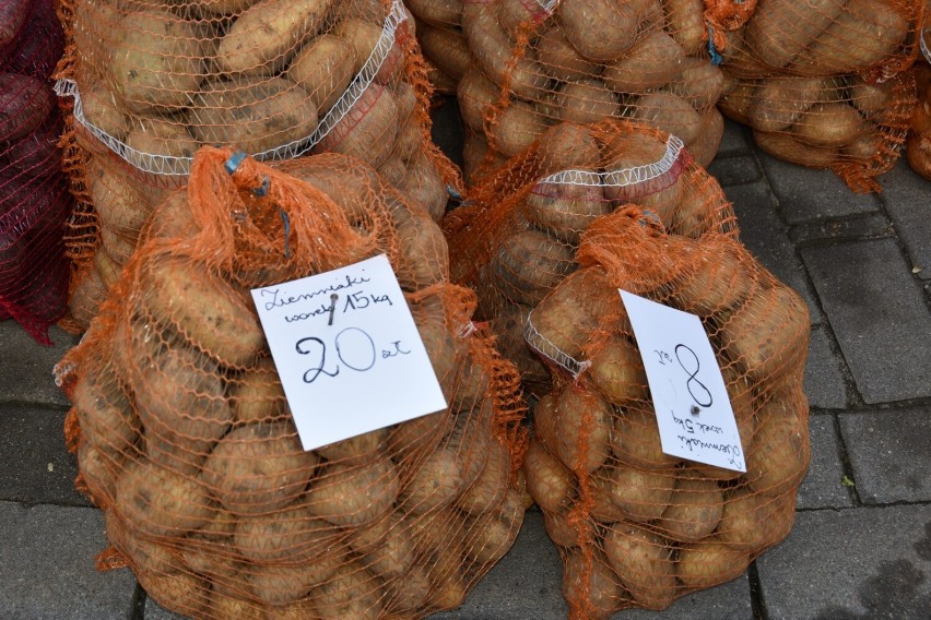 Kościerzyna. Ceny owoców i warzyw na targowisku miejskim [4.10.2022]. Sprawdziliśmy po ile ziemniaki, marchew, jabłka [ZDJĘCIA]