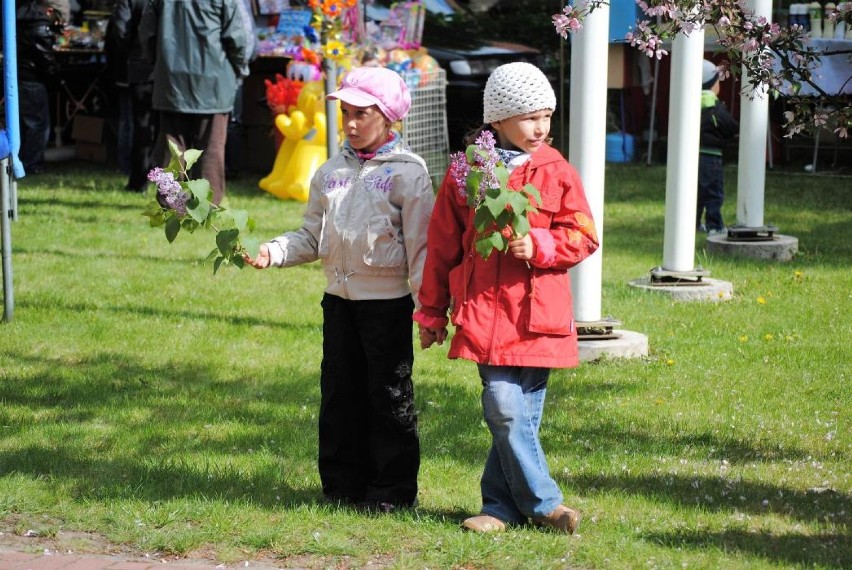 Lubrzańska zabawa z piosenką żołnierską przy czołgu w 2011...