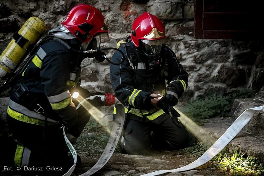 Strażacy i służby ratunkowe trenowali gaszenie pożaru zamku Grodno i ewakuację turystów [ZDJĘCIA]