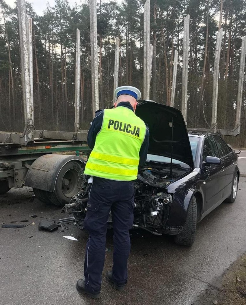 Zbójna. Zderzył się tir z osobówką. Dwie osoby poszkodowane