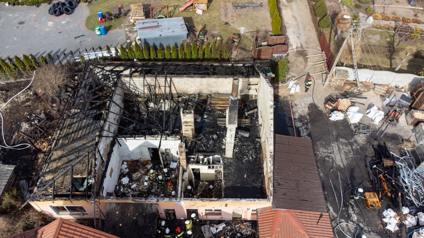 Takie zniszczenia w stolarni w Osiu spowodował pożar, który...