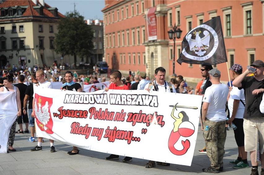 Manifestacja na Placu Zamkowym oraz pod PKiN. Dwa głosy w...