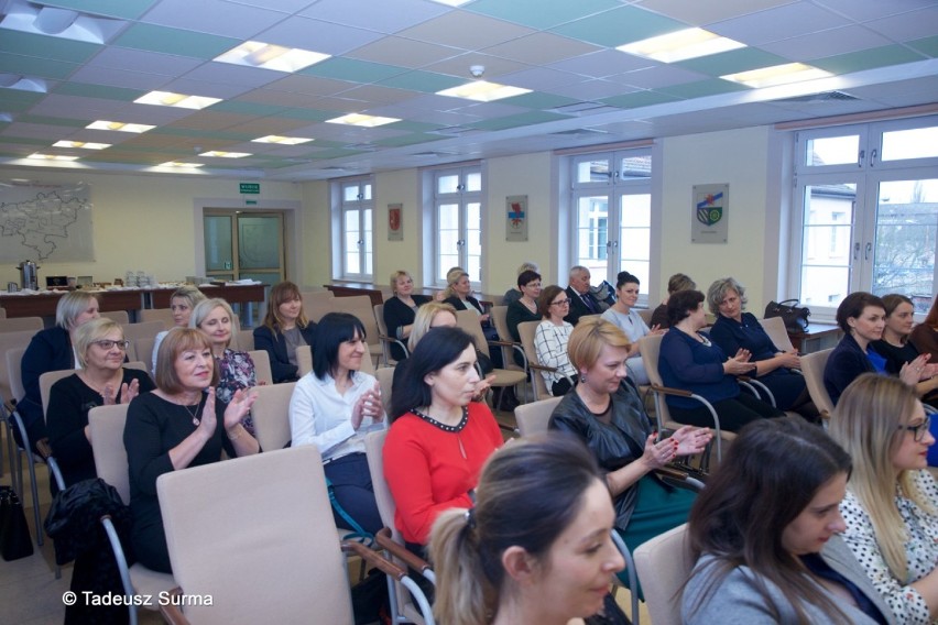 Dostały róże i listy z życzeniami. Powiatowe obchody Dnia Pracownika Socjalnego na zdjęciach T.Surmy