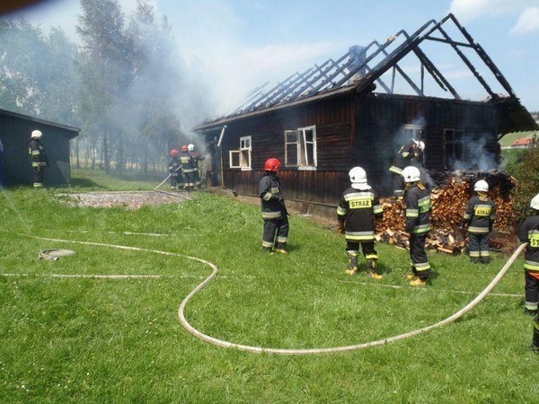 Pożar niezamieszkałego budynku w Gostwicy [ZDJĘCIA]