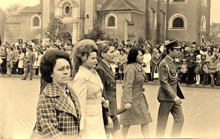 Zdjęcia Stanisława Straszkiewicza z pochodów 1-majowych w...