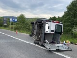 Mucharz. Wypadek na DK 28. Bus przewrócił się na bok. Wielu rannych. Droga zablokowana [ZDJĘCIA, FILM]