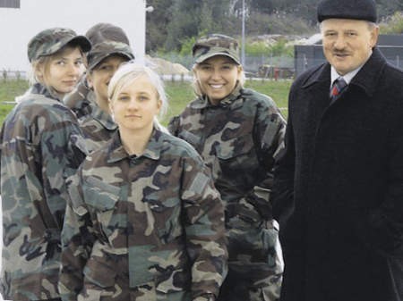 Uczennice z Ostrowa odwiedzają lotnisko wojskowe