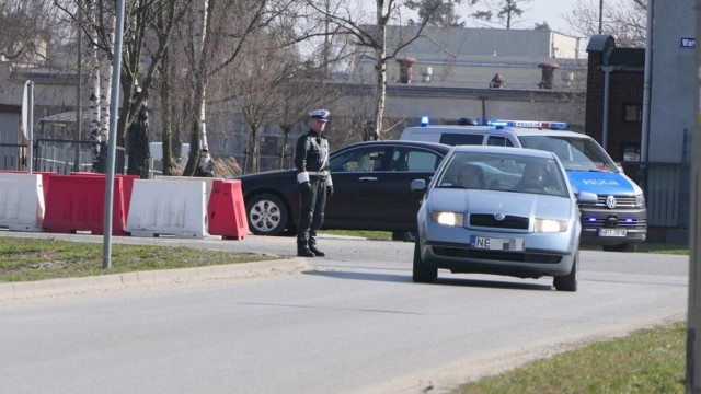 Policjanci w Elblągu ręcznie kierują ruchem, z uwagi na dużą liczbę pojazdów zmierzających do nowo otwartego hipermarketu