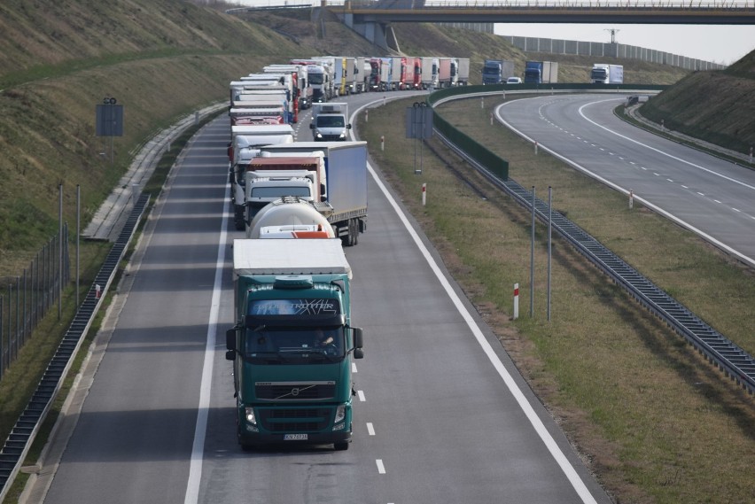 Sznur ciężarówek oczekuje na autostradzie A1 na wjazd do...