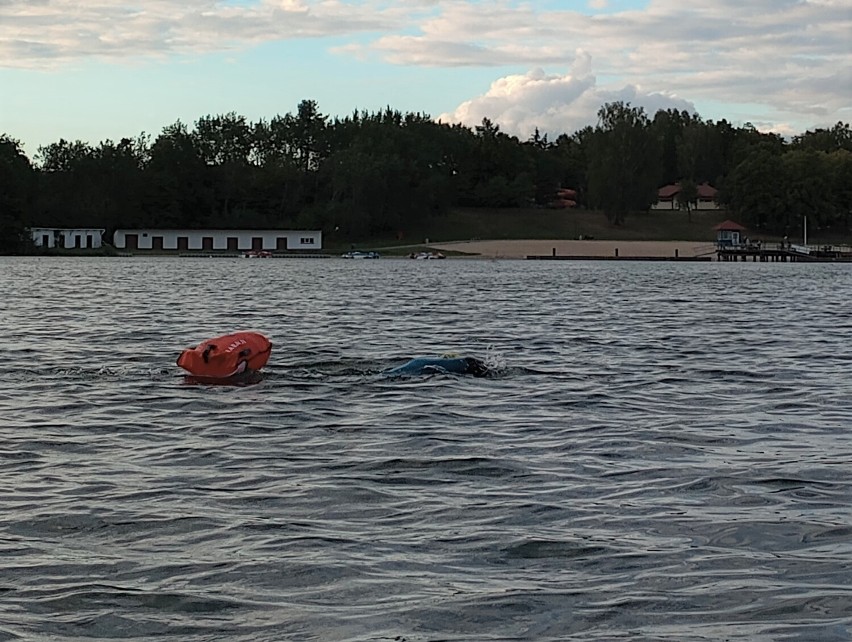 Maciej Kosiński przepłynął wpław całą rynnę jezior człuchowskich! 6 km trasy zajęło mu 2 godziny i 42 minuty
