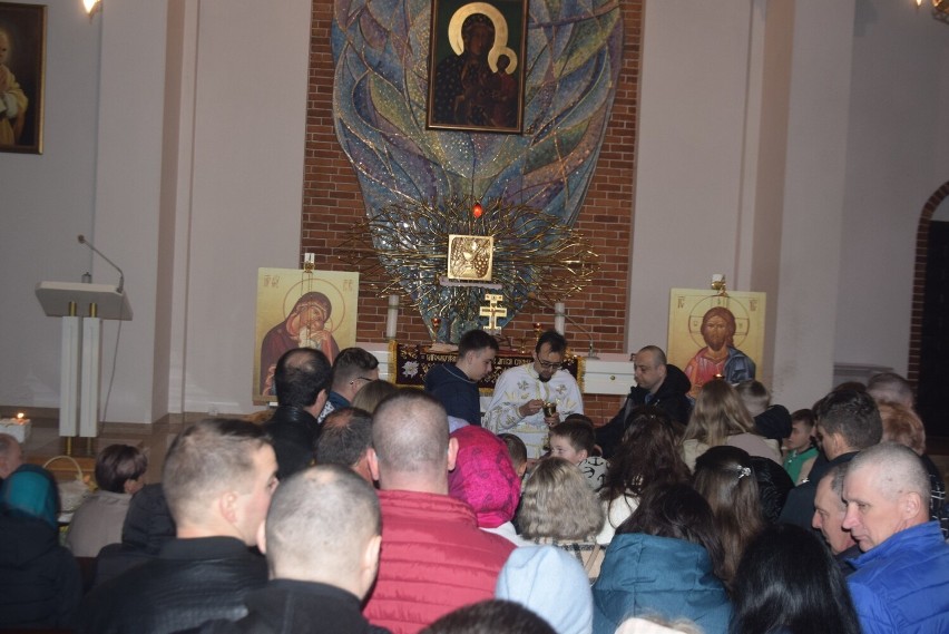 Ukraińska Wielkanoc w Radomiu. Tłum ludzi na nabożeństwie w Bazylice Mniejszej na Zamłyniu